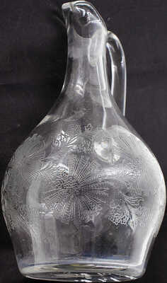 Графин с узором в виде полевых цветов